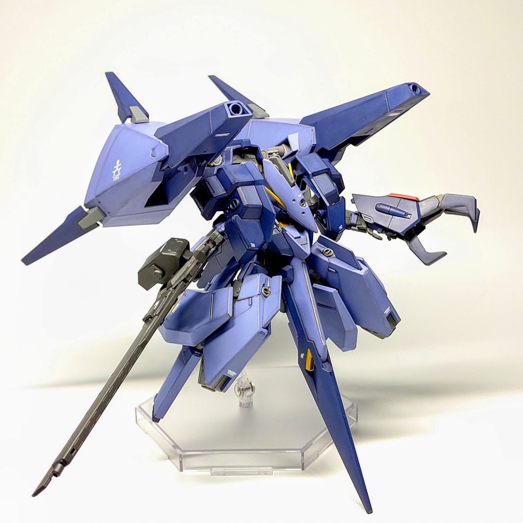 クローは稼働と収納が出来るようにしたかったのですが、技術不足で…左右の爪を切り離して肉抜きを埋めた程度の工作です…(´・ω・`; )