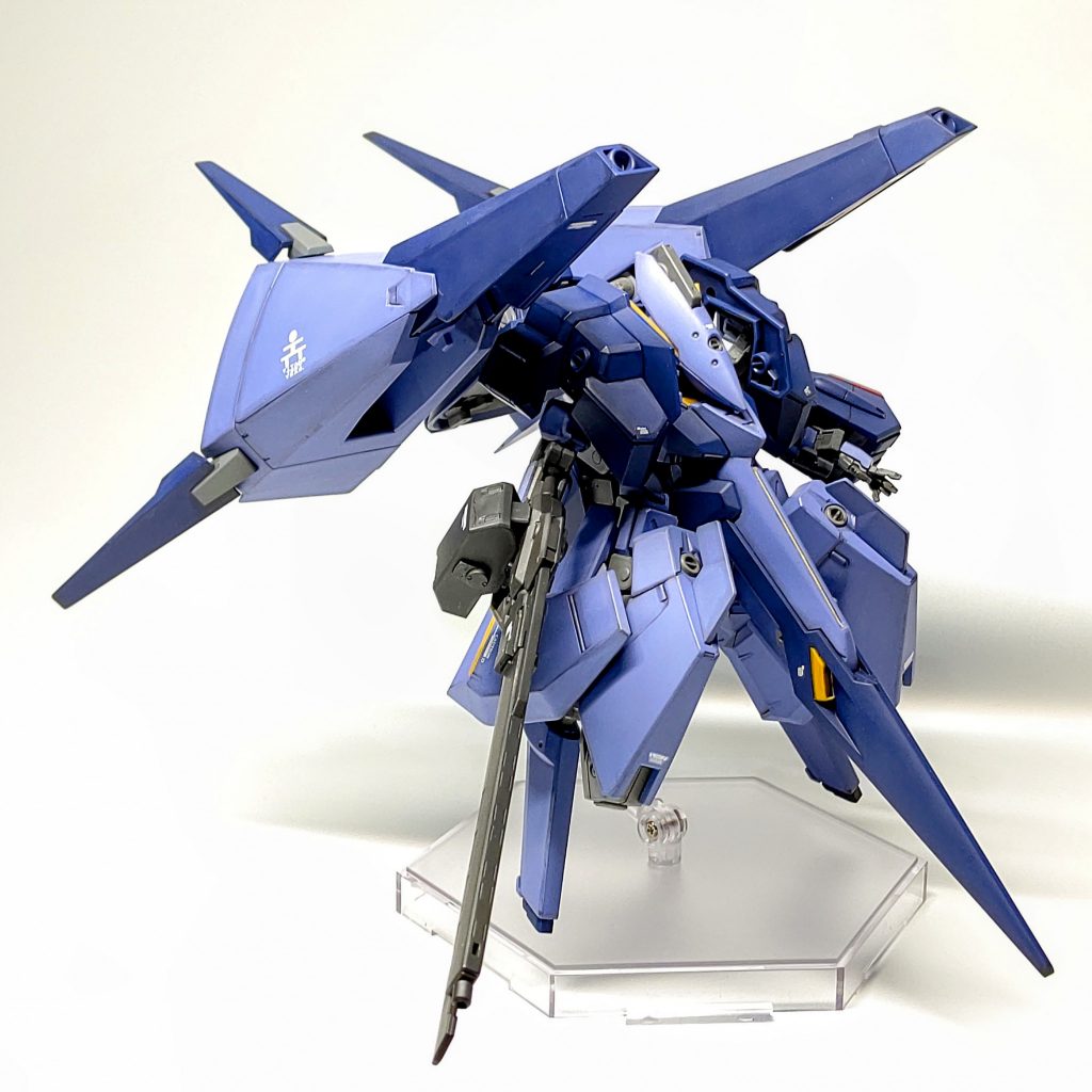 元キットの大型なキハールIIの肩代わりにメッサーラのブースターを配置。それだけだと全体のバランス的にも少し寂しかったので、ハイゼンスレイIIの腰や膝パーツでボリューム感をだしてみました‼️
