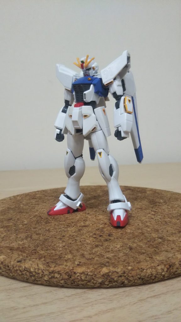 結構 頑張って筆塗りで部分塗装して 自己満足で良くできたかなぁ~と思ったのですが画像にすると そうでもない感じでした😭でもガンダムF91は最低でも付属のホイールシール貼り又は部分塗装をしたほうが格好良くなると自分は思います😊(あっまた台座 コルクの鍋敷きになってる😥リビングでの製作なので すいません😣💦⤵️)