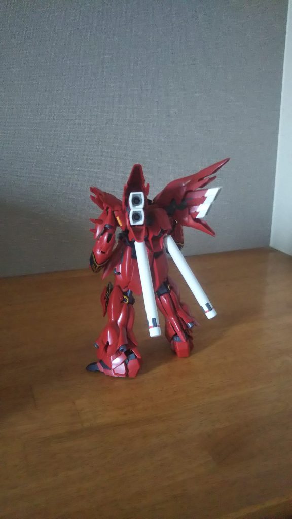 後ろ姿も モリモリですね😅このモビルスーツは久々にキターっ❗️と思いました❗️往年のガンダムファンも惚れ惚れしたんじゃないかなと思います😊 以上 hgucシナンジュでした🙇後 質問で申し訳ないのですが 最近 水性塗料のvicカラーが気になっています。 タミヤ・クオレスのアクリル水性塗料のようにマジックリンで落とせるのか❓塗膜は強いのか❓など知りたいのですが😞使用した事がある 知っているという方がいらしたらコメントお願いします。🙇最後まで ご覧いただきありがとうございました❗️😀