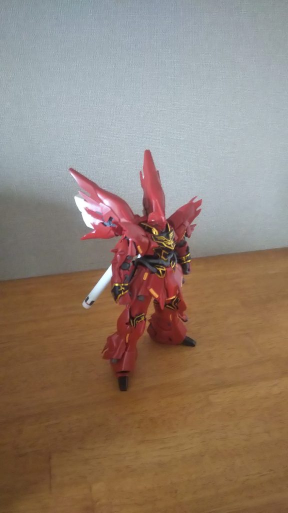 シナンジュの特徴といったら やはりゴールドのエングレービングだと思います💦筆塗りで塗装など いろいろ考えてたんですが・・・自分の実力 環境の事を考えるとホイールシールがベストだと思いホイールシールにしました😅前に投稿した「クシャトリア」の時と違いホイールシールが絶妙だと自分は思います❗️シワもよらないし色合いも成型色仕上げならベストなのでは🤔腕に自信がなく見た目に こだわるのならホイールシールに逃げるのもアリです❗️退くも勇気と「もののけ姫」のアシタカも劇中で申しておりました❗️(関係ないか😱すいません😣💦⤵️)