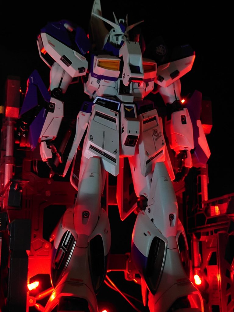 メンテナンスデッキが映えるのは、やはり赤色灯ですね。撮影方法は、赤色LED電飾と白色間接照明で部屋の照明は消してます。