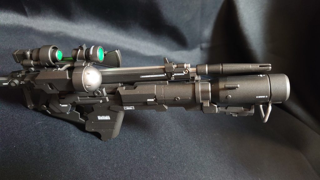 バズーカ&ライフルは黒鉄色つや消しをメインに部分的にスターブライトジュラルミンをクリアーで塗装しています。センサーはHアイズグリーンを埋め込みました。