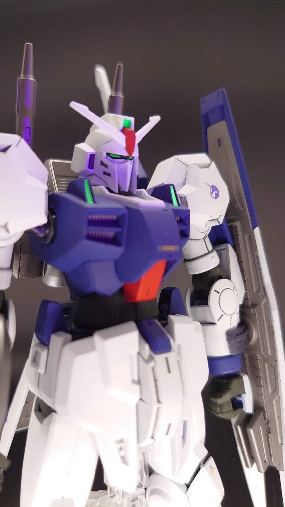 メインカメラとツインアイはいつもの蛍光塗料でピカーン（今回はあまり光らなかったですが）肩のセンサーは付属シールです。