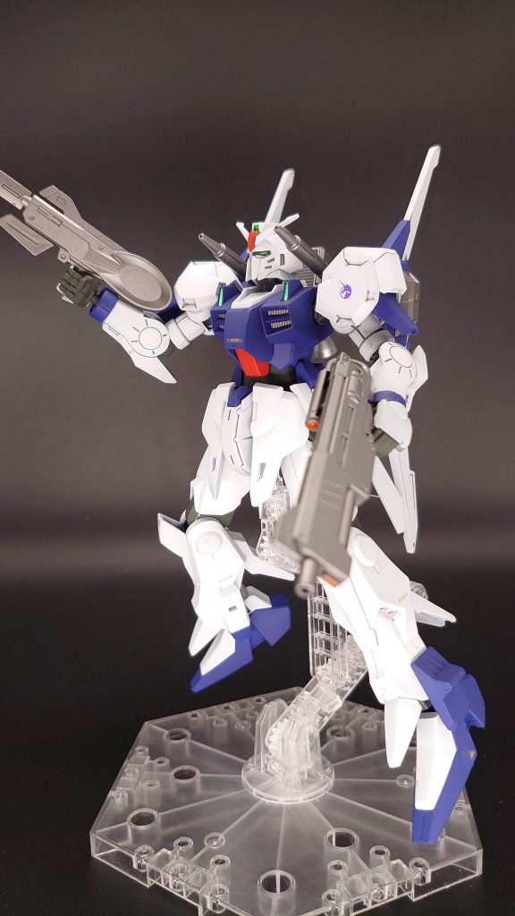 背中のビームサーベル（ビームキャノン）を構えて。