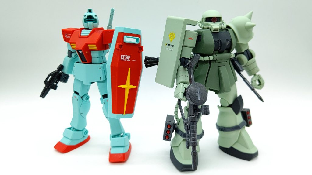 以前に組み上げたジムと。この2つのガンプラは、初心者からベテランまで楽しめます。