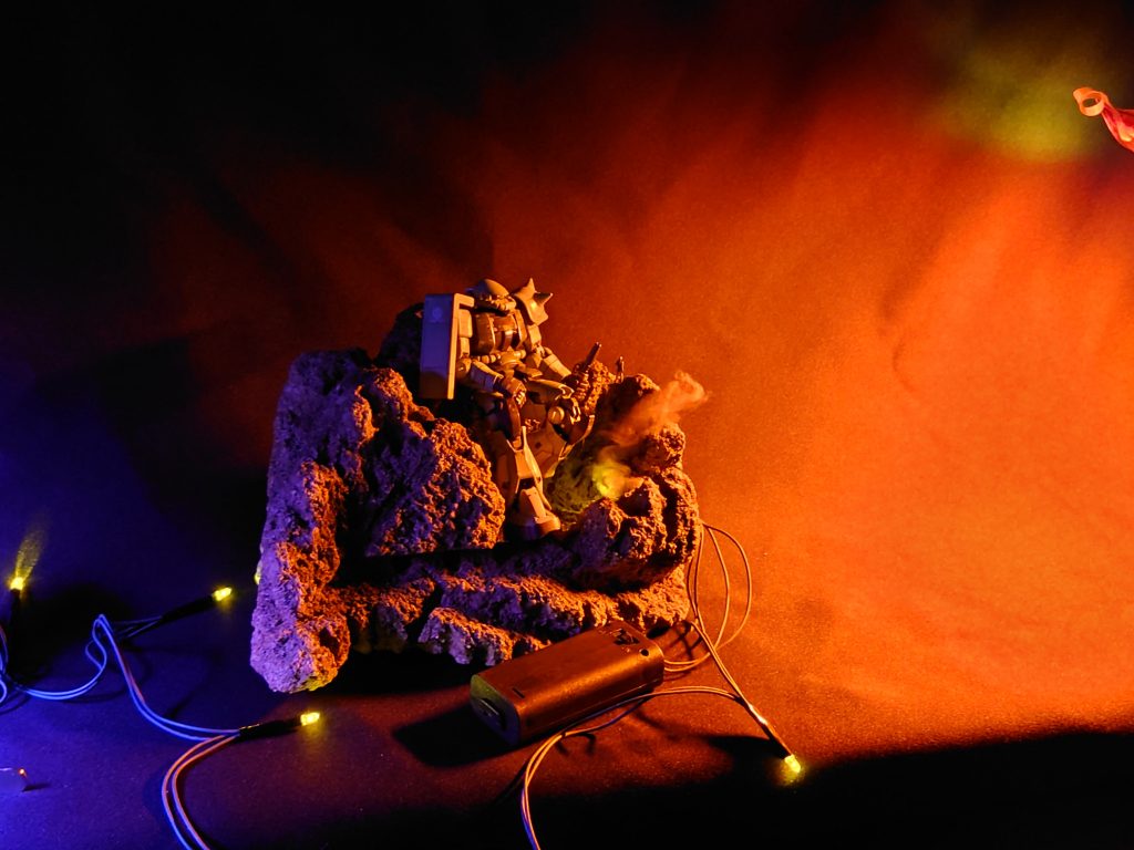 撮影風景です。ちゃんと日の向きが違います。フィルムが赤過ぎるかと思ったのですが、画像で見たかんじでは良かったのでこのまま採用しました。しかし、このパイロットは岩山登るの好きだな。まぁ天然城砦ってことでいいのか。