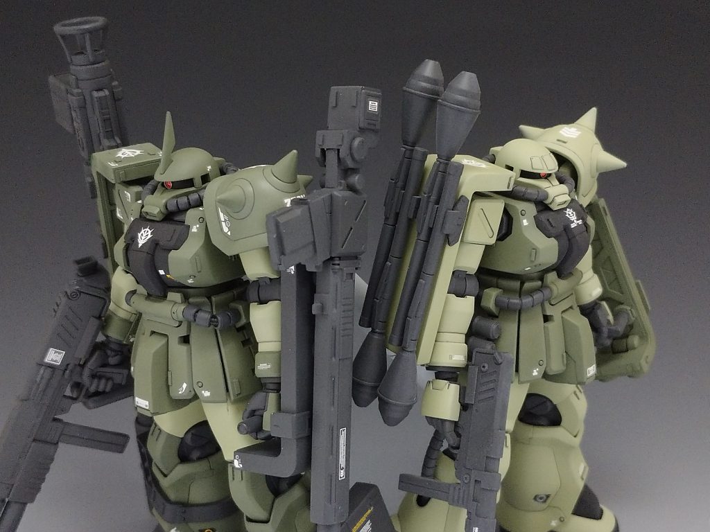 前に製作したF2と一緒に撮影。同じ色でも配色次第で指揮官機やエース感を出せたのでは?と思っています。