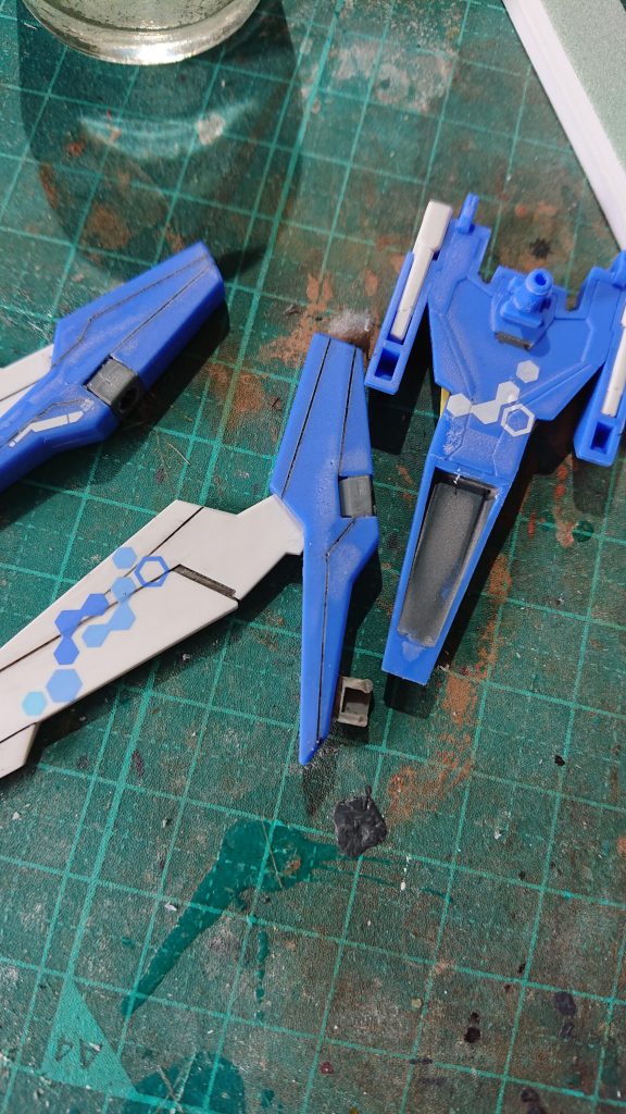 AGEデカール発売ほんとにありがたかった…そして、アクセントをつけるためにヘックス迷彩デカールを各所に使っております。（あまりにもテンション上がってしまってつい入れたくなったのは秘密）