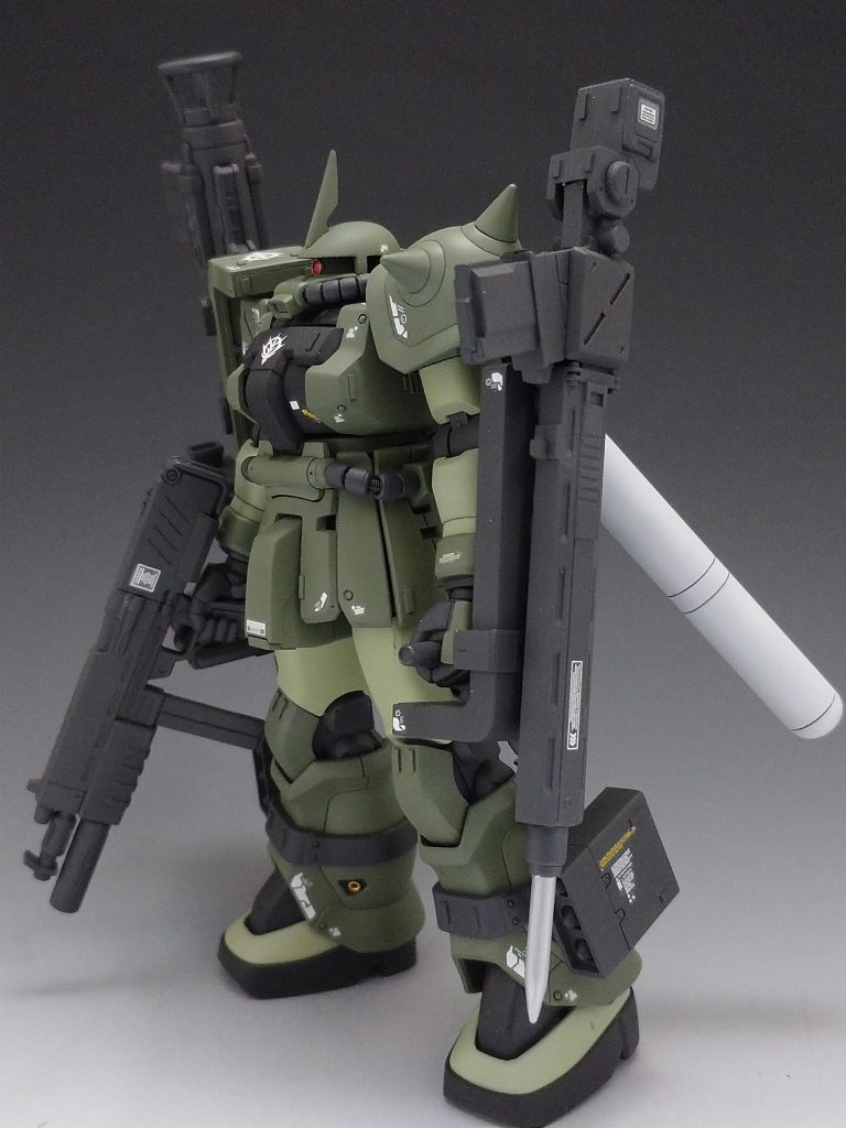 左腕のパイルバンカーはオリジン版のザクにあった対艦を元に製作しました。右シールドのバズーカとのバランスを取るために製作しましたがサイズもいい感じになったと思います。