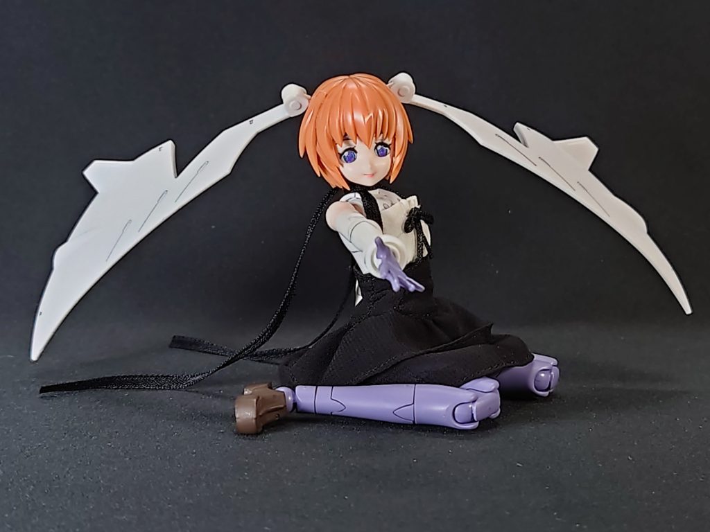 目は筆塗りの後クリアーやレジンではなく、お手軽にセロハンテープをカットして貼ってます。ヘアーはコトブキヤのガールズ系の余剰パーツですが、ボールジョイントの径がピッタリだったので、サラのスカートアーマーをそのままツインテールにしました。