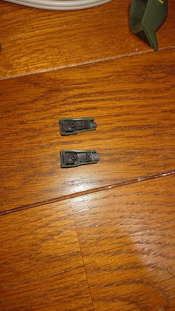 主な改修点は2つで、内1つ目が両手の武装の増設です。それぞれの先端をニッパーで切断し、ヤスリをかけて接着剤で張り付けました。