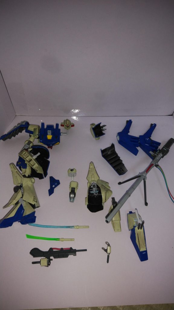 バラバラの図制作に合わせて全身ポリキャップ化して後ハメ加工しております😺ショルダーのバインダー?シールド?はプラ板を鉄パイプに押しつけてマスキングテープでぐるぐる巻きにして熱湯かけて変形させて制作☆