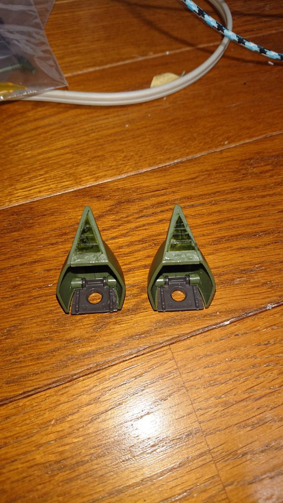 改修点2つ目は、陸戦型ゲルググの両肩の放熱フィンらしきものの増設です。改造の知識がないので、とりあえずプラ板を三角形に切って張り付けました。モールドを入れようとしたのですが、失敗して、ただ切り傷を入れただけになってしまいました。