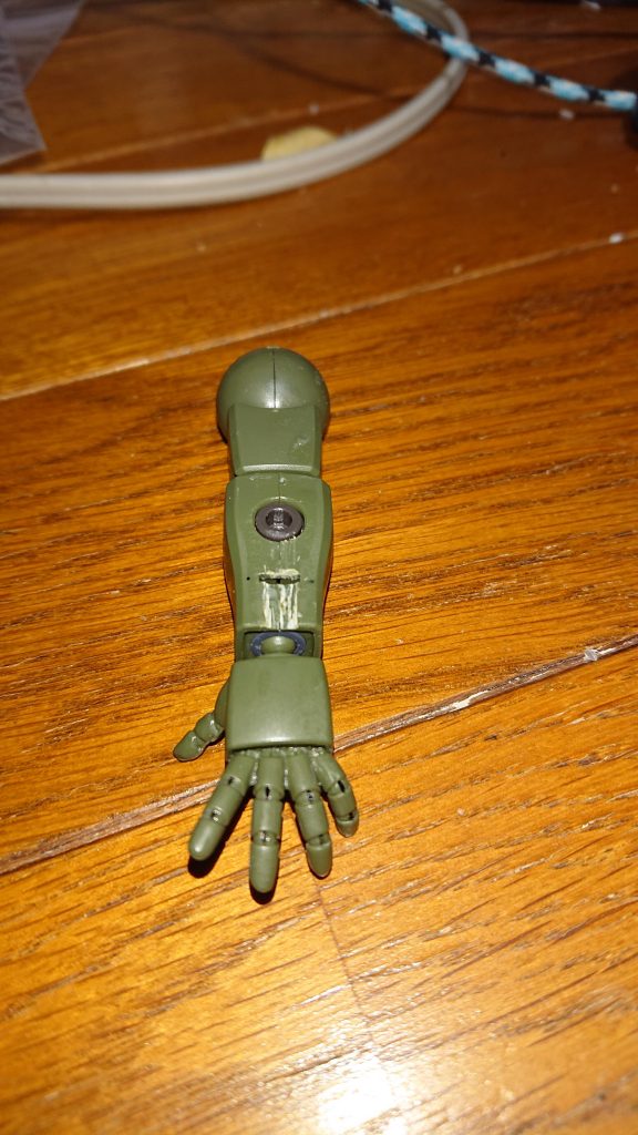 左手のグレネード・ランチャーはそのまま組むと浮いてしまったので、接地部分をナイフで削って浮き上がらないように調整しています。