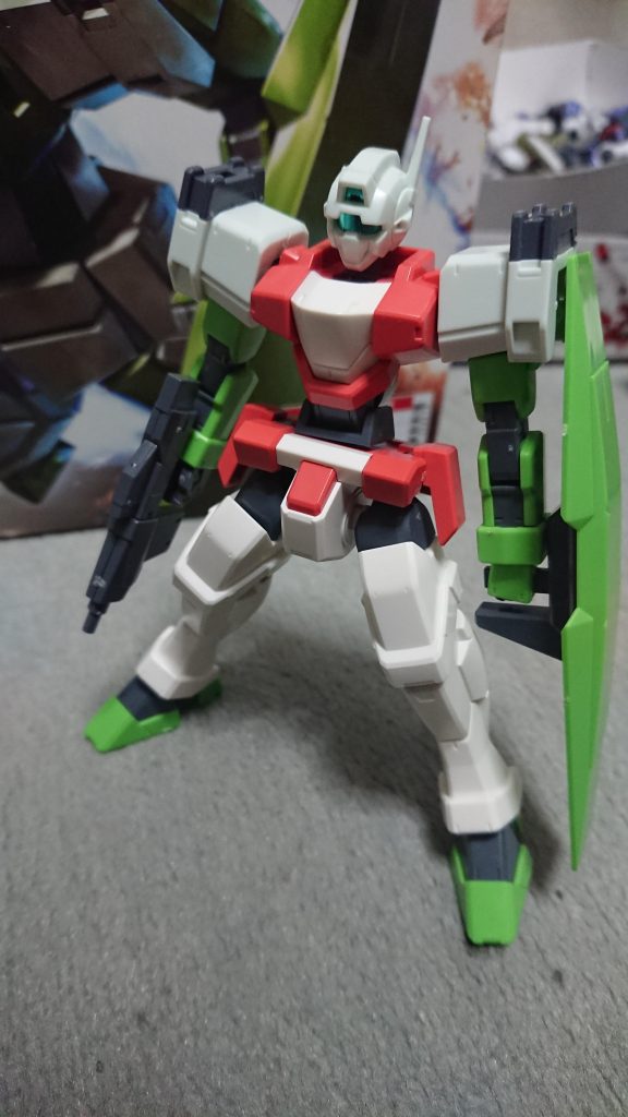 ジェノアスIIとシャルドール改が再販かかったので改造用に入手。組み合わせて、ジムっぽい機体を作ろうとしましたが腕と腰のジョイントが違っていたので大苦戦。