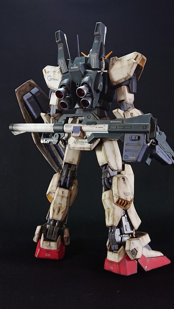 バズーカ付きで背面から撮影。バックパックのパイプを金属メッシュタイプに変更した以外は無改造です。