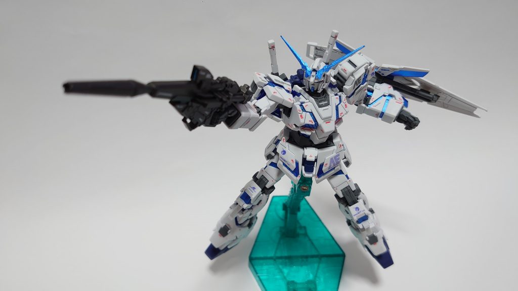 通常形態ビーム・マグナムとシールドも付属しているので全てのアームド・アーマーを取り外すと通常形態のユニコーンガンダムも再現できます。