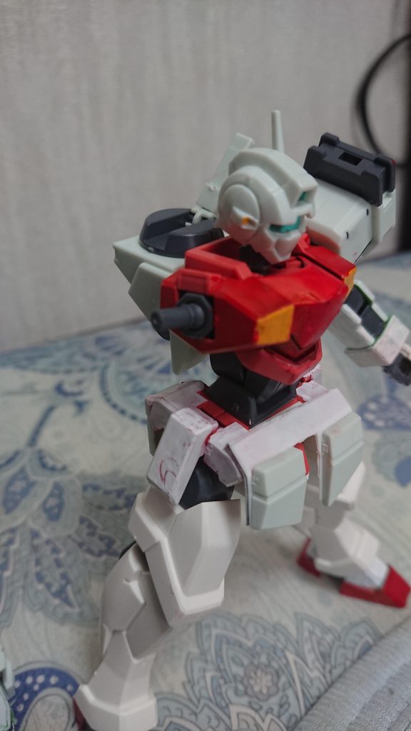 腕パーツの接続は30MMオプションパーツ付属の肩変換ジョイントを使用しましたが、肩のポリキャップの長さが足りないという新たな問題が発生。たまたまストックしていた旧ポリキャップ(初期HGUCやSEEDに付属のやつ)に交換しました。