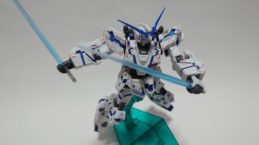 ビーム・サーベル青いビーム刃が付属しています。