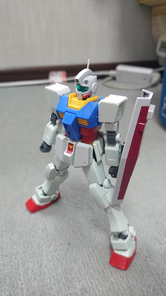 HGUC ジム寒冷地仕様とEG ガンダムのミキシング。素体としては安価に分類されるEG ガンダムだが、股ジョイントの脆さと腰が回らないのが欠点である。しかし、足関節、腕関節の可動域は最高で、HGUC初期ナンバーのジム系MSの改造素体に向いていました。ライフルはジェノアスIIのドッズガンを加工したものです。