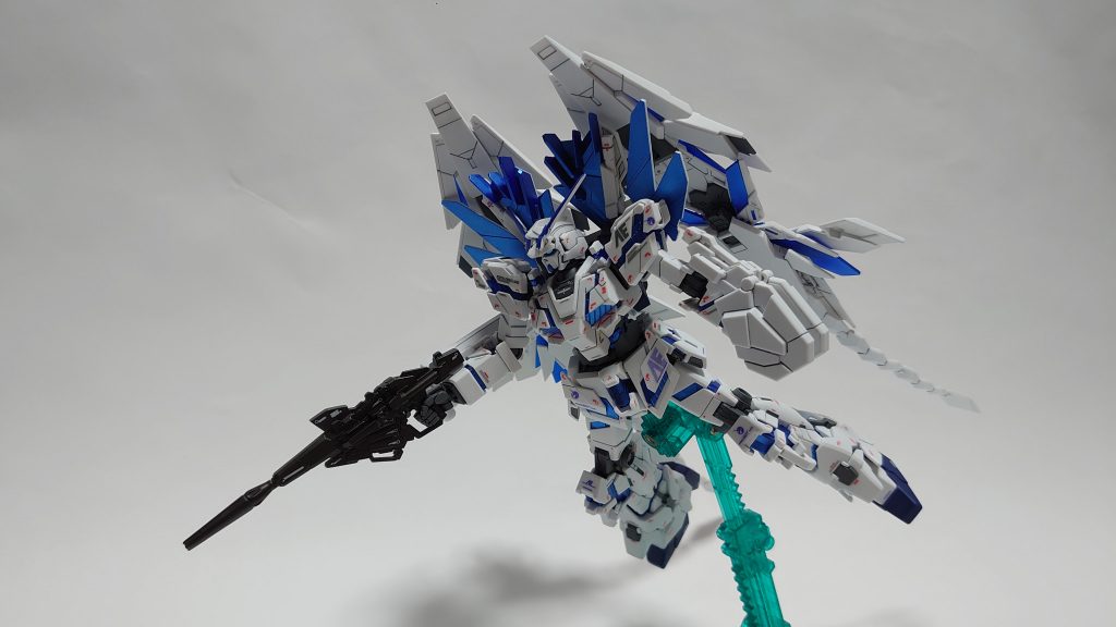 アームド・アーマーVN収納状態のVNは余剰パーツ扱いなのですが干渉部位を削って装着できるようにしました。