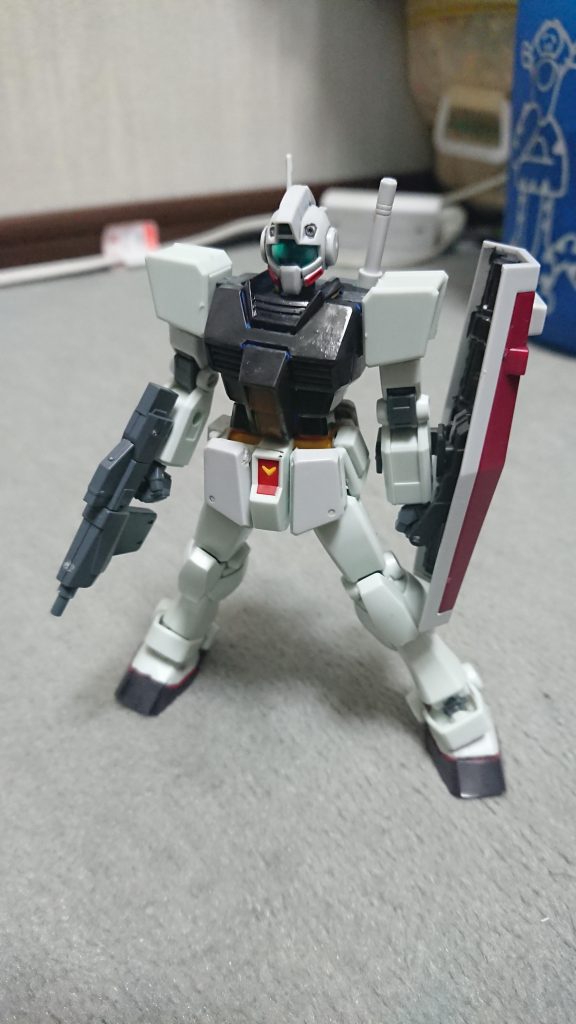 主な武装はビームライフル、ビームサーベル、シールド。ビームライフルは本機のために開発されたもので、設定を変更することでビームマシンガンとしても使用できる。(但し、未完成製であるため、戦闘中の設定変更はできない。) 