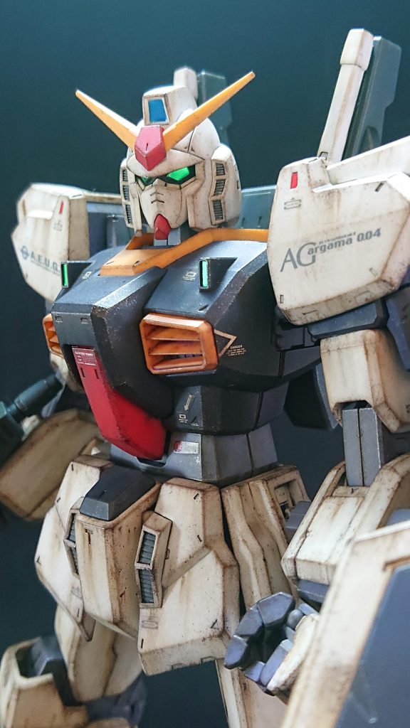 汚し塗装は、ウェザリングカラー、ウェザリングマスター、ガンダムマーカーを、チッピングには水性塗料を使用しています。