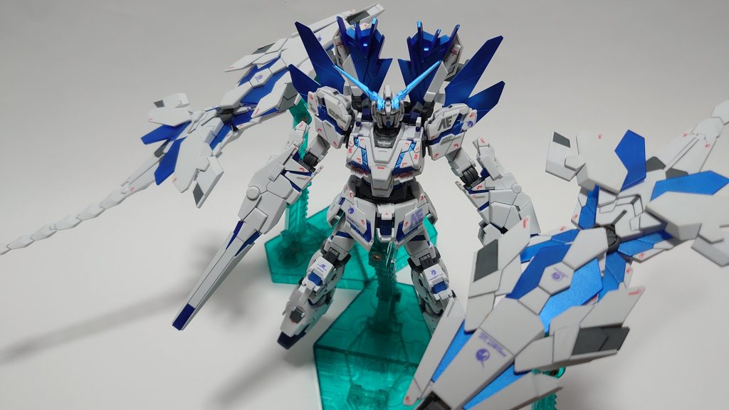 アームド・アーマーDE3mm穴があるのでベースを使って飛ばしています。スタビライザーのおかけで表情が付けられるのが良いですね。