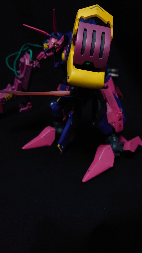 目には蛍光塗料を使っています。どうしても目は奥まってしまうので、こうして息を吹き込む感じを演出出来るのはいいものですね。