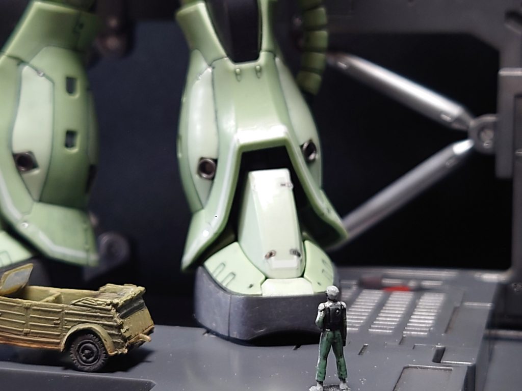 パイロット、頑張って再塗装しました。