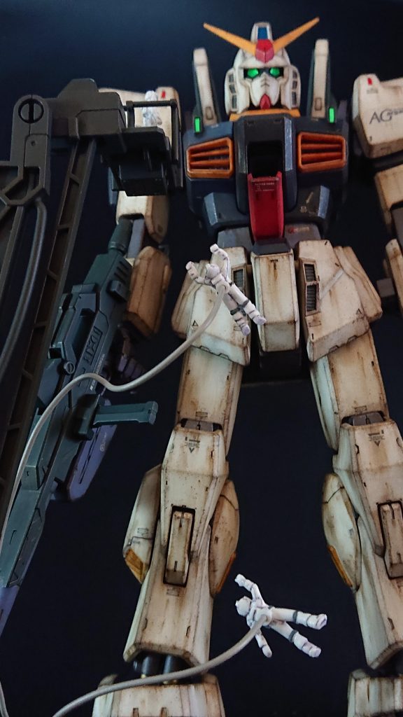 整備クルーが無重力状態で浮いています。少し面白い写真です。