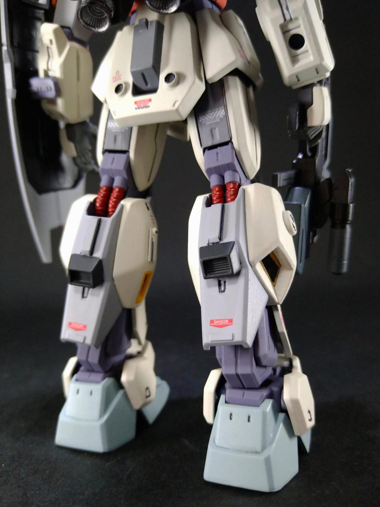 脚部にもスラスターを追加。スラスターはヘイズル2号機のパーツがうまく合わさったので採用しました。