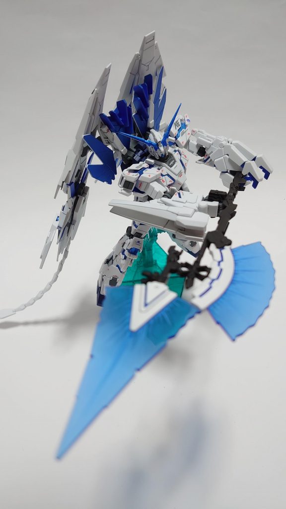 ハイパー・ビーム・ジャベリン肉抜きを埋めて塗装で色分けしています。形状が複雑なので意外と苦労しました。