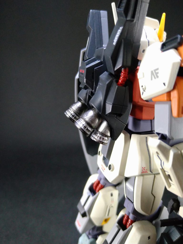 今回はバーニア部分にシルバーを下地に、黒鉄、焼鉄をドライブラシしましたが、いい感じに金属感が表現できたかなと。