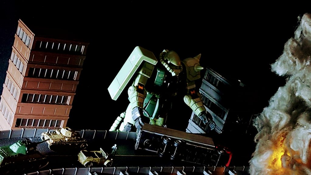 「地上初の任務が、これとはなぁ」同僚が直視で指示をしていてくれるが、道路もトラックも壊さずに処理しろとはハードだ。支援物資だから言いたい事は分かるが、この相棒は作業重機ではないのだがな。