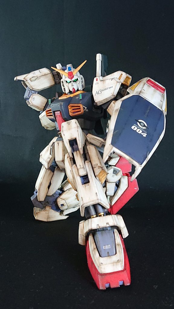 膝関節は二重関節を採用することにより、ポージングの自由度も大きくアップしているので、このような膝着きポーズも可能になりました。ガンプラの進化に感激です！