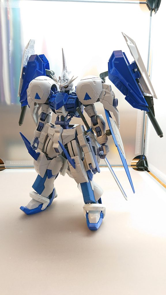 キマリスエーデル白天騎士団副団長が操縦する専用機体機動力が高く巨大な武器を軽々と振るうパワーを持っている機体には高い火力を持つ重火器も搭載されており複数の敵機体を相手にすることができる