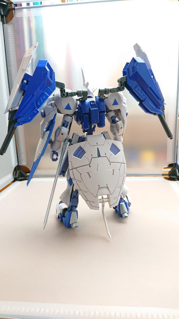 キマリスエーデルのパイロットは平民出身で努力の末副団長に迄上り詰める程の努力家であるところが性格がキザで極度の目立ちたがりな為いつもドジばかり騎士団員曰く[目立ちたがりさえ無くなれば団長に匹敵する]と云われているしかし彼自身ある夢を叶える為どんなことがあっても挫けない強い心を持っており夢の為に努力する人を決して侮辱したりしない