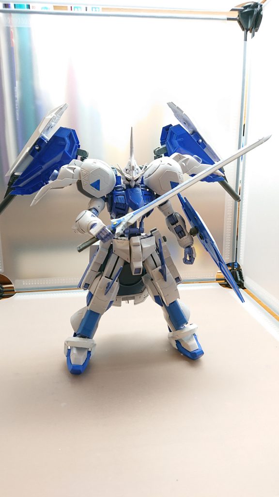 ホワイトブレード高い切れ味をほこる剣万が一ヴァイスランサーが使用出来ない場合に使用されるシールドはパラディングレイズと同じシールドを使用している