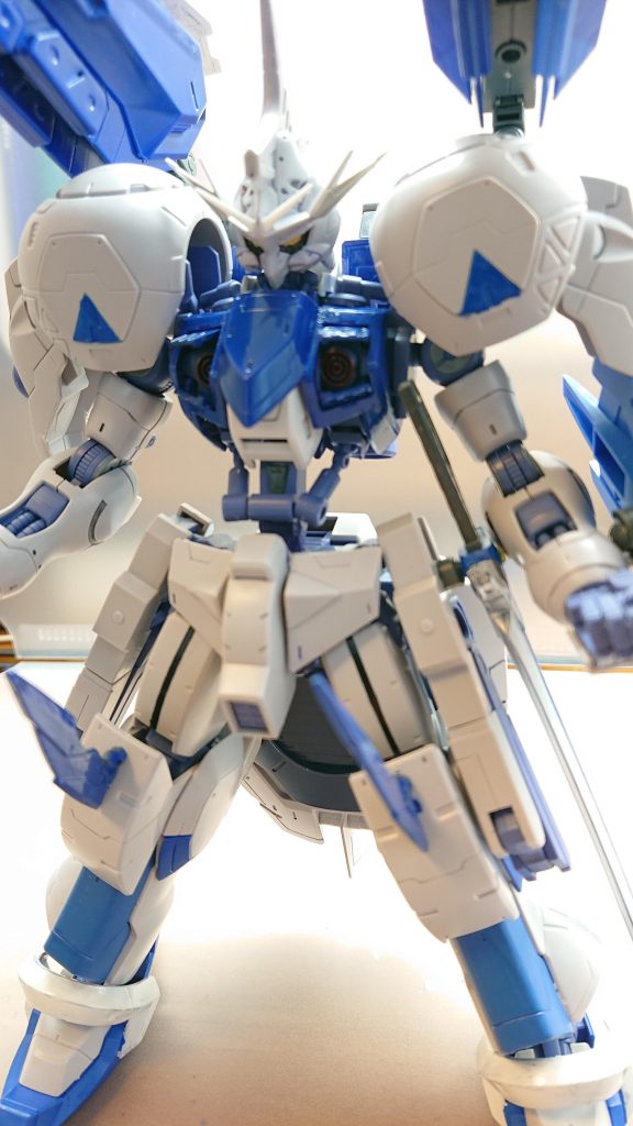 リアクターメーザーキマリスエーデルの秘密兵器胸部からリアクターのエネルギーを集中して放つことができるが使用すると機能停止になるため滅多なことでしか使わない