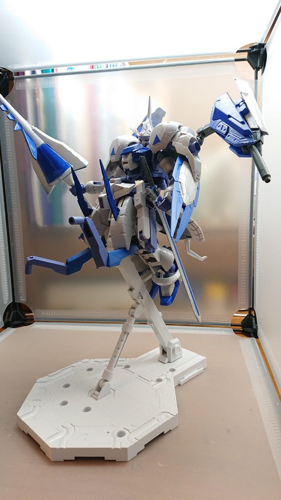 空中からこの形態に変形して敵にのし掛かり怯ませる