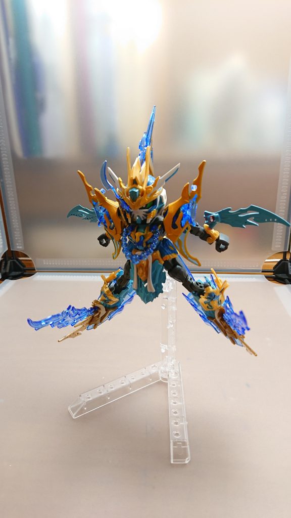 この状態でも飛行が可能さらに水中でも同じようにスピード戦法を繰り広げる