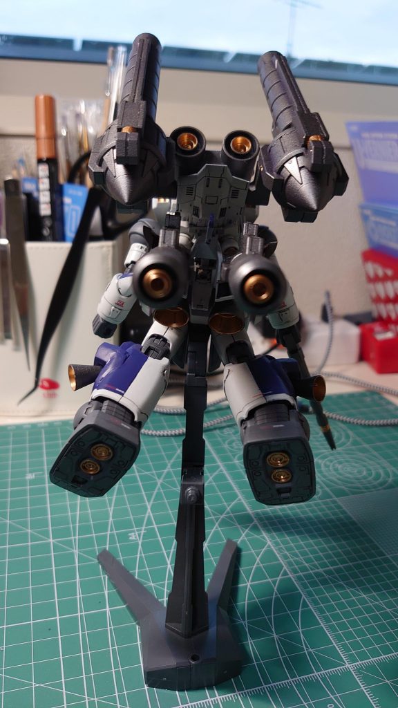 お約束の、バーニア増設。スカート内部にジャンクパーツのバーニアが丁度いい感じではまりました。