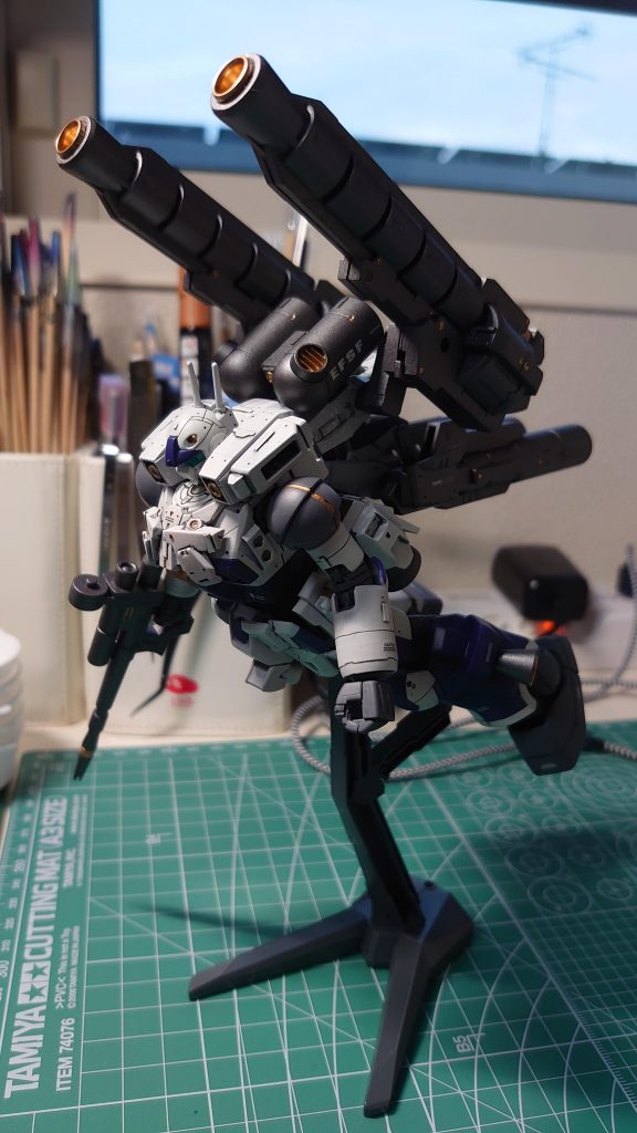 バックパックと、スカート部分に、キャノンを2基づつ配置。砲身の先端は、バーニアをそれっぽくブチ込んでみました。