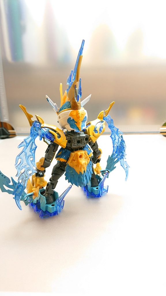 蒼炎刃を肩に装備してマントのように再現取り付ける場合沙悟浄シルエットのランナーを切り取り、軸を少し削って肩パーツの穴に差し込み蒼炎刃を取り付けることに成功