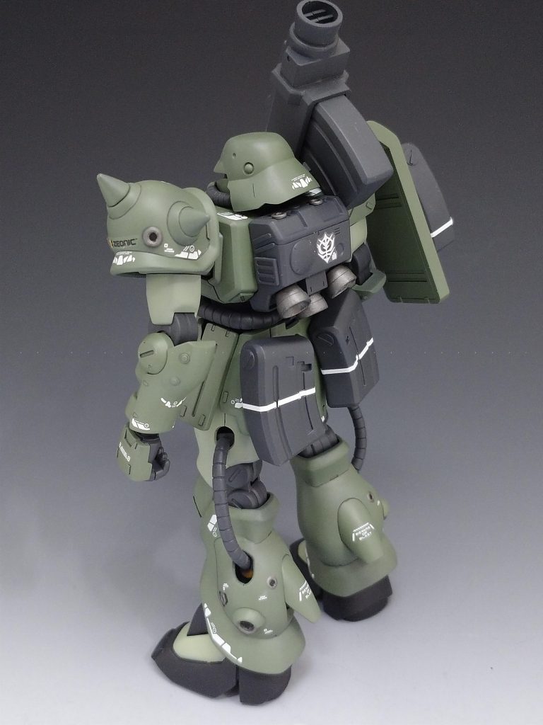 バズーカだけ持たせると弾倉が余ってしまうのでスカートやシールドに付けてみました。白いラインは何もないと寂しかったので追加してます。特に意味はありません(笑)