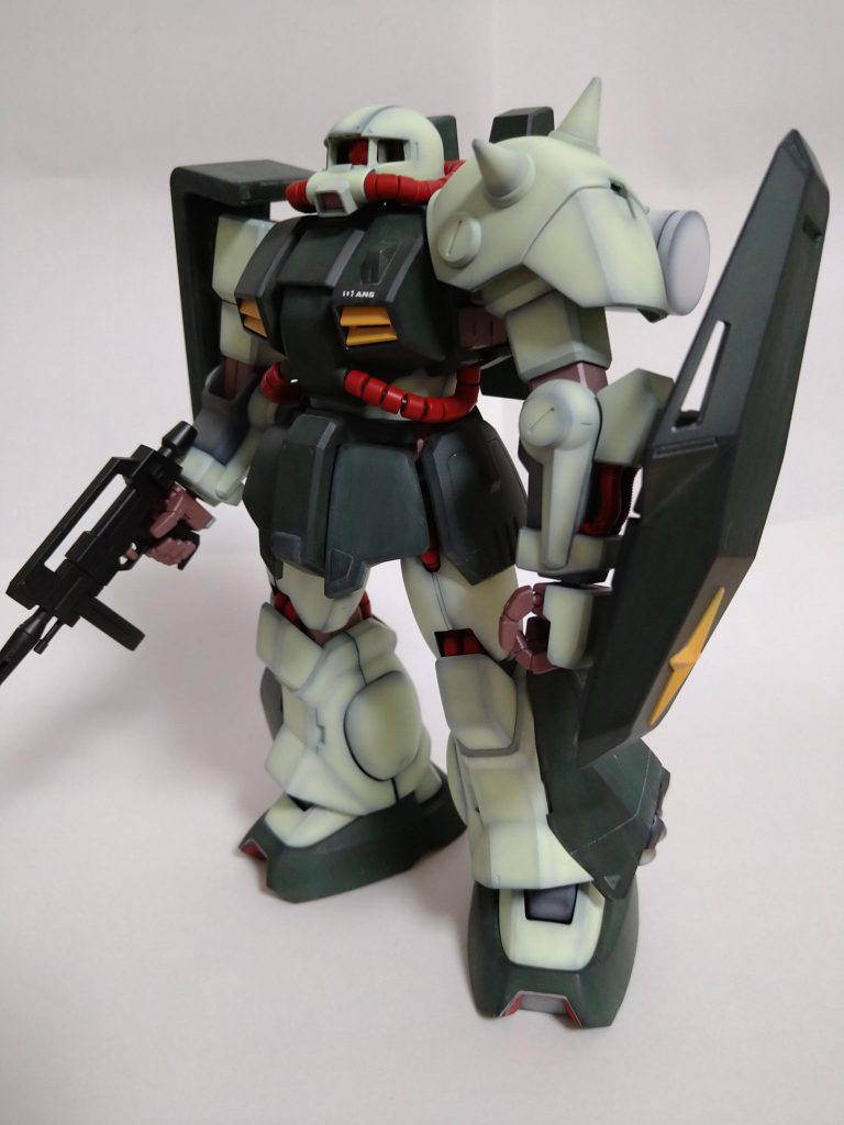 ザク・マシンガン改がどうしても好きになれず、バズーカとかビーム・ライフルもたせましたがしっくりきませんでした。やっぱりザクにはザク・マシンガンなのでしょうか、、