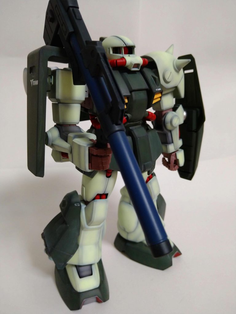 今回は、かくれハイザック色で塗ってみました。この配色は当時から好きで、いつか塗ってみたいと思っていました。ヤッパリカッコ良いです。