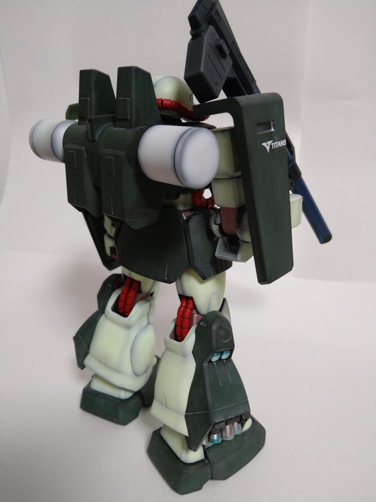 ハイザックがデザインされた当時、MSVの06Rの影響が有ったのか知りませんがスラスター周りのパタパタがカッコ悪いので外しましたが、私の腕が微妙なので、そのままの方がカッコ良かった説も有ります。。。